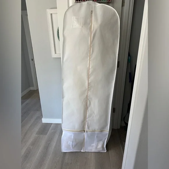 Wedding dress sheer lace and tulle ball gown - Ivory - Size 8 - Has pockets - Picture 5 of 7